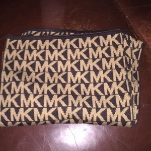 ✔️Michael Kors scarf